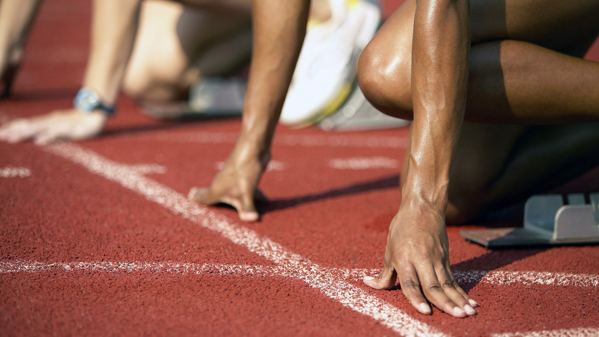 主教练关注比赛细节在暂停时间精准布置完成战术转折，比赛中教练请求暂停的时间为